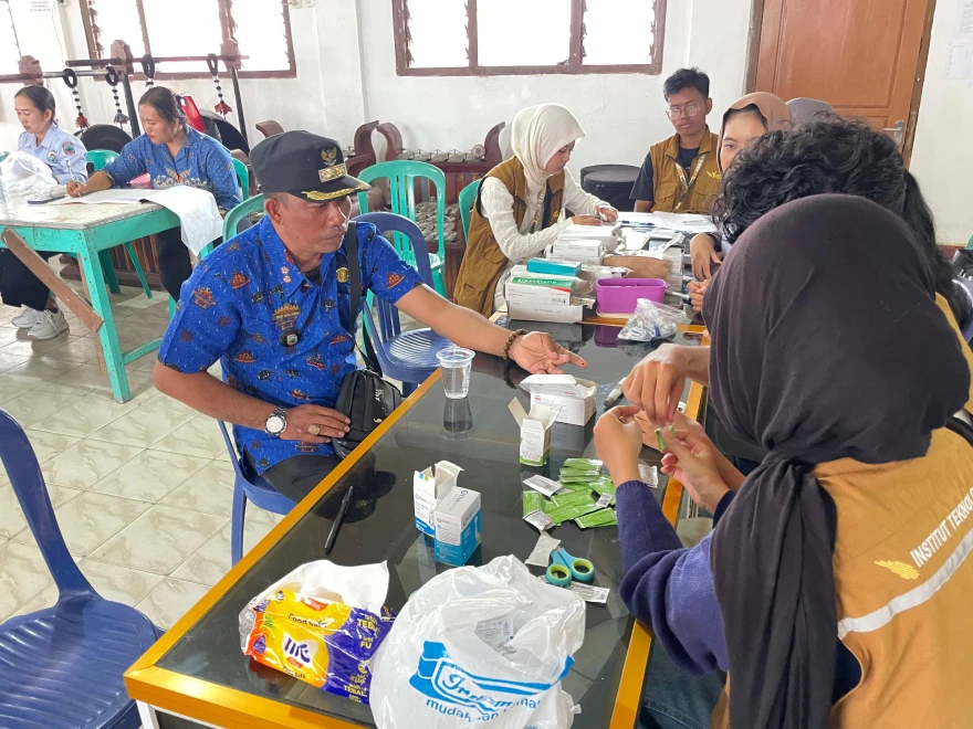 Posyandu dan Pemeriksaan Kesehatan Gratis Untuk Masyarakat Desa Sumber Nadi